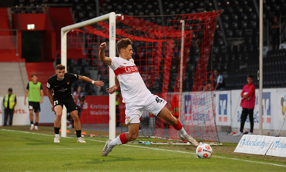 Lauri Penna am Ball im Testspiel gegen SG Sonnenhof Großaspach.