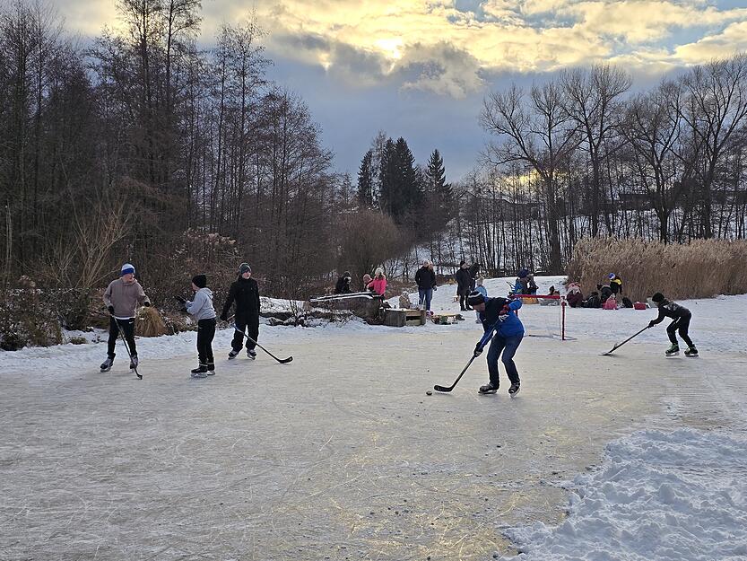 In den kommenden Tagen soll es frostig bleiben. Das Wetter d&uuml;rfte weitere Besucher an den zugefrorenen Finsterroter See locken.