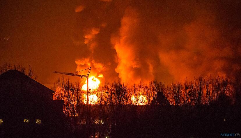Die meterhohen Flammen waren auch in Neckargartach zu sehen. Leserfoto: Daniel Schuster