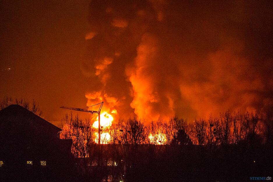 Die meterhohen Flammen waren auch in Neckargartach zu sehen. Leserfoto: Daniel Schuster