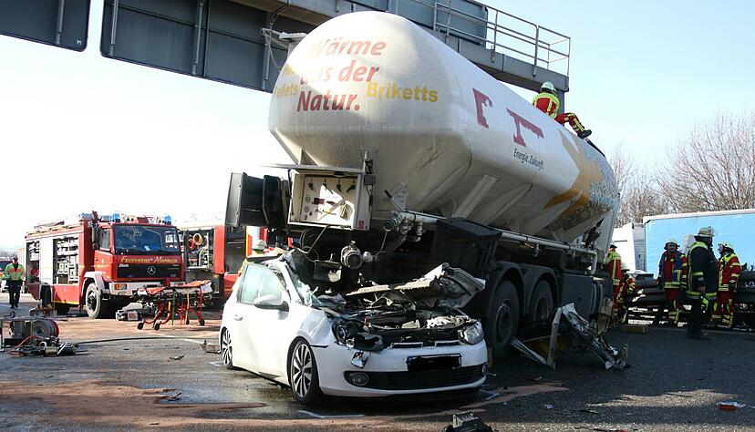 Auf der A81 bei Mundelsheim hat sich durch einen Unfall ein Auto unter Silo-Auflieger verkeilt. Foto: 7aktuell