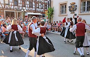 Die Stimmung könnte nicht besser sein beim Auftakt des dreitägigen Ingelfinger Weindorfs.