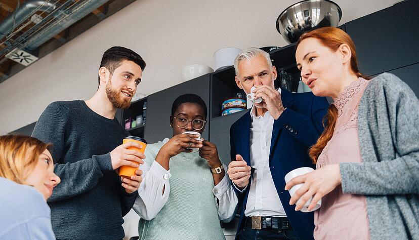 Warum bekommt die Kollegin den Bonus, man selbst aber nicht? Neid im Job kann Ansporn sein, aber auch in Missgunst umschlagen.