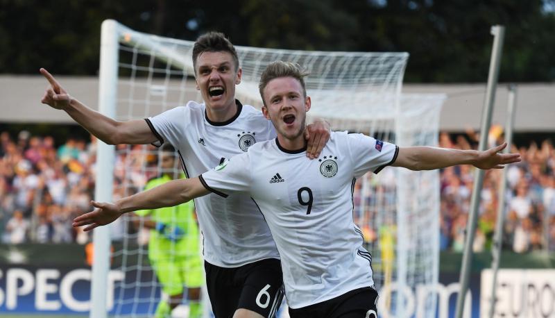 Die deutsche U19 besiegte Österreich mit 3:0. Foto: Uli Deck Die deutsche U19 besiegte Österreich mit 3:0. Foto: Uli Deck