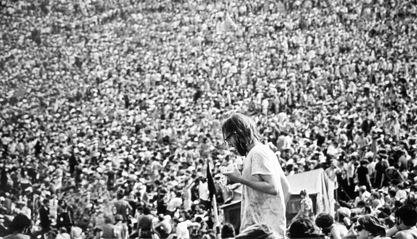 Blick auf die zahlreichen Besucher des legendären Musikfestivals Woodstock. Zwischen Vietnam-Krieg und Bürgerrechtsbewegung trafen sich 1969 rund 400.000 Menschen auf diesem Feld im US-Bundesstaat New York und feierten drei Tage lang friedlich zu Weltklasse-Musik. Foto: dpa Blick auf die zahlreichen Besucher des legendären Musikfestivals Woodstock. Zwischen Vietnam-Krieg und Bürgerrechtsbewegung trafen sich 1969 rund 400.000 Menschen auf diesem Feld im US-Bundesstaat New York und feierten drei Tage lang friedlich zu Weltklasse-Musik. Foto: dpa