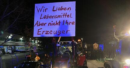 Landwirte protestieren vor dem Edeka-Zentrallager in Ellhofen.