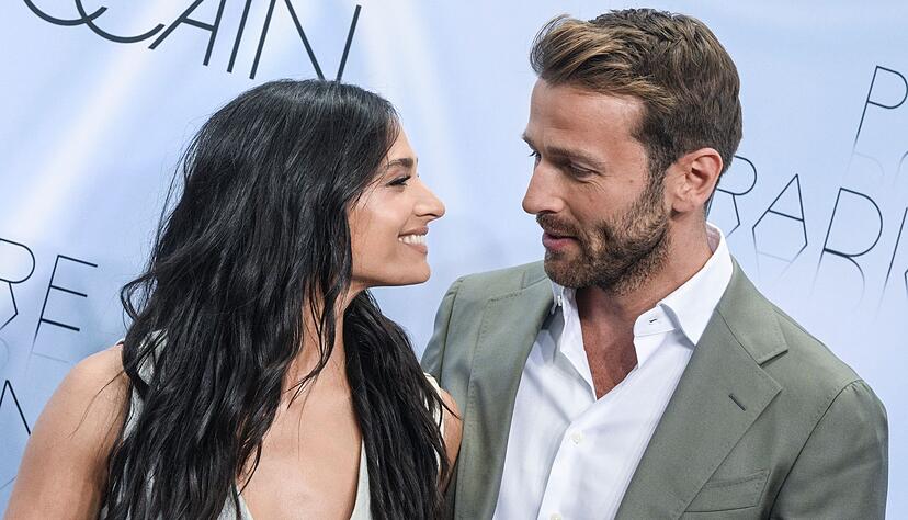 Amira Pocher und Christian D&uuml;ren l&auml;cheln sich bei ihrem ersten gemeinsamen Auftritt an.