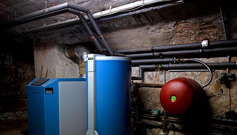 Ein Heizkessel und ein Warmwasserboiler, wie es sie in dieser Kombination k&uuml;nftig nicht mehr lange geben soll. Angesichts des vom Bundeskabinett beschlossenen Geb&auml;udeenergiegesetzes machen sich viele Hauseigent&uuml;mer Sorgen.