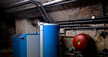 Ein Heizkessel und ein Warmwasserboiler, wie es sie in dieser Kombination k&uuml;nftig nicht mehr lange geben soll. Angesichts des vom Bundeskabinett beschlossenen Geb&auml;udeenergiegesetzes machen sich viele Hauseigent&uuml;mer Sorgen.
Foto: dpa