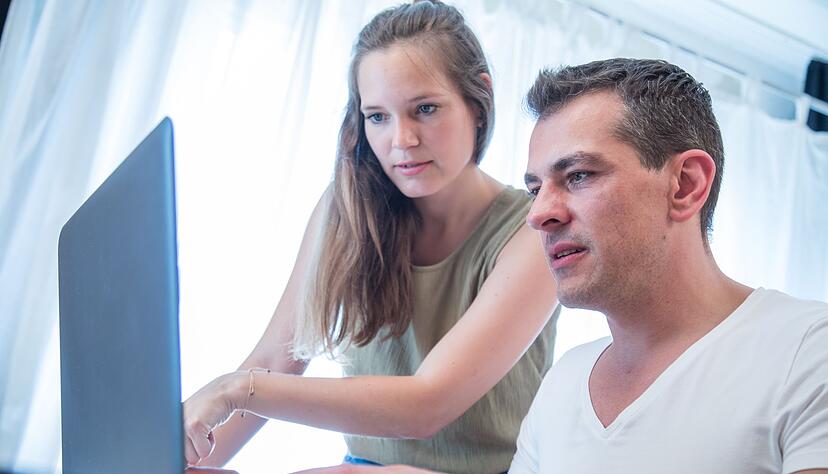 Wer nach bestimmten Handwerkern sucht, sollte sich auf der Internetseite die Qualifikation der Firma genauer ansehen.