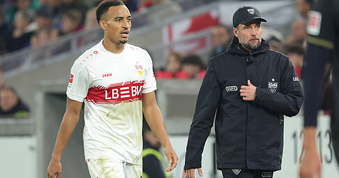 VfB-Star Jamie Leweling bekommt von Trainer Sebastian Hoene&szlig; ein Mega-Lob.