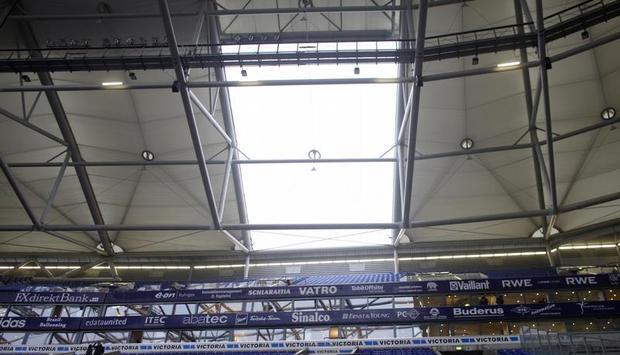 Das Loch im Dach der Veltins Arena in Gelsenkirchen soll geschlossen werden.
