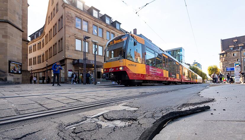 Zwischen Marktplatz und Kiliansplatz gibt es auf der Kaiserstraße viel Flickwerk. Im Sommer 2023 bekommt dieser Abschnitt einen neuen Belag.
Foto: Mario Berger Zwischen Marktplatz und Kiliansplatz gibt es auf der Kaiserstraße viel Flickwerk. Im Sommer 2023 bekommt dieser Abschnitt einen neuen Belag.
Foto: Mario Berger