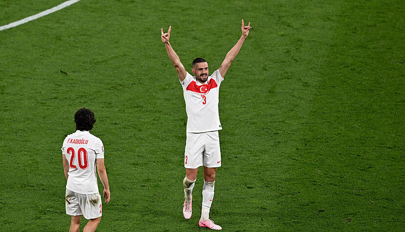 Merih Demiral von der Türkei (r) jubelt nach seinem zweiten Treffer mit Ferdi Kadioglu von der Türkei. Dabei zeigt er den Wolfsgruß. Merih Demiral von der Türkei (r) jubelt nach seinem zweiten Treffer mit Ferdi Kadioglu von der Türkei. Dabei zeigt er den Wolfsgruß.