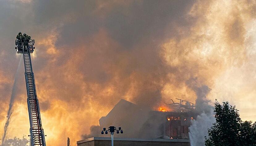 Die Flammen konnten &uuml;ber Stunden nur von au&szlig;en bek&auml;mpft werden.