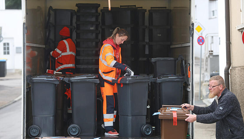 Die ersten neuen Mülltonnen mit Chip werden in Heilbronn-Biberach in der  Finkenbergstraße ausgeliefert.