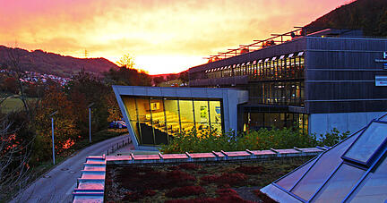 Der Campus Künzelsau der Reinhold-Würth-Hochschule bei Sonnenaufgang. Foto Archiv/Feucht