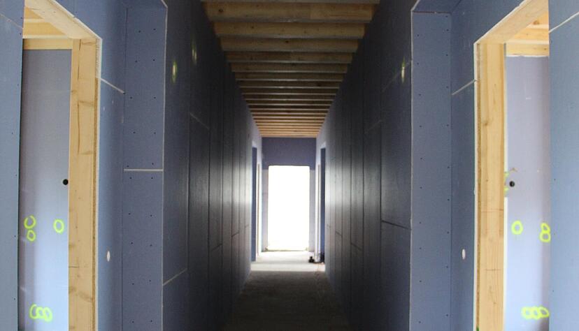 Betonboden und blaue W&auml;nde? Noch herrscht hier fast Rohbauzustand.