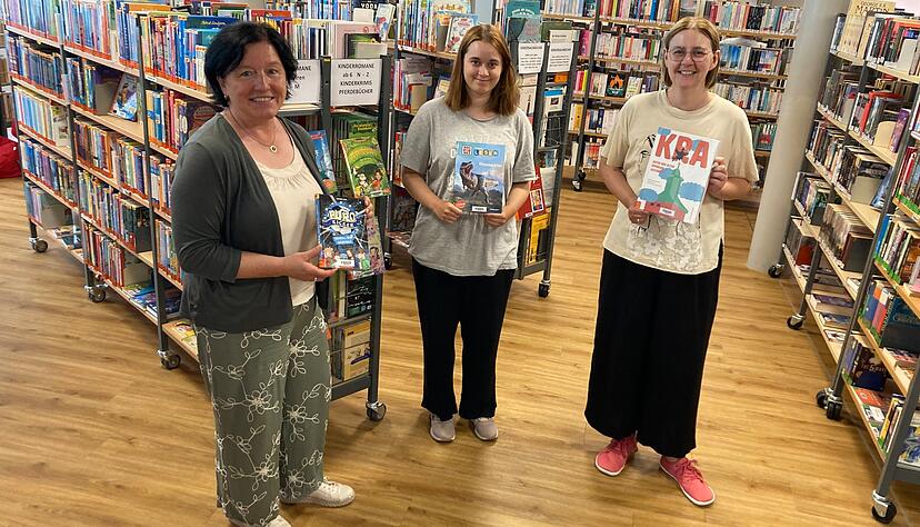 Die kommissarische Leiterin Tanja Dittrich, Auszubildende Jona Thyret, und Mitarbeiterin Constanze Pfeil (von links) freuen sich &uuml;ber den Zuspruch der Leser.