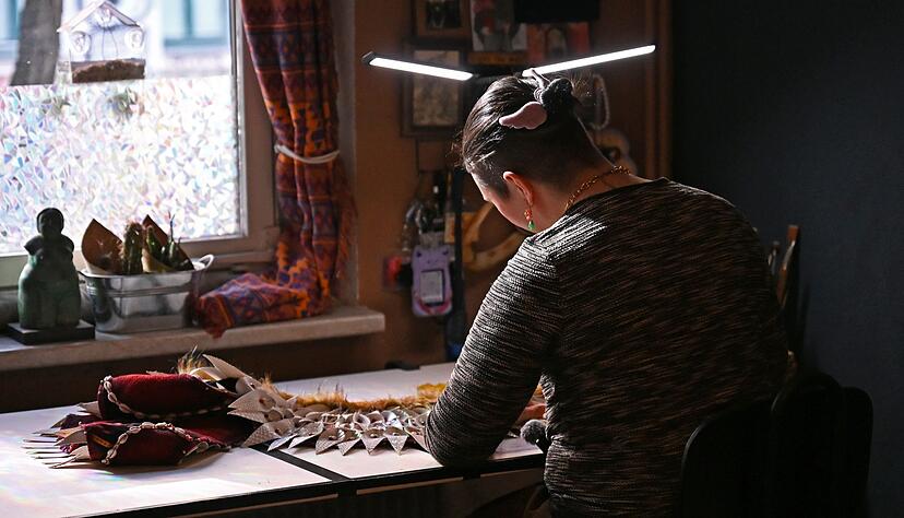 Zwischen sechs und sieben Monaten sitzt Toni an ihren Kost&uuml;men.