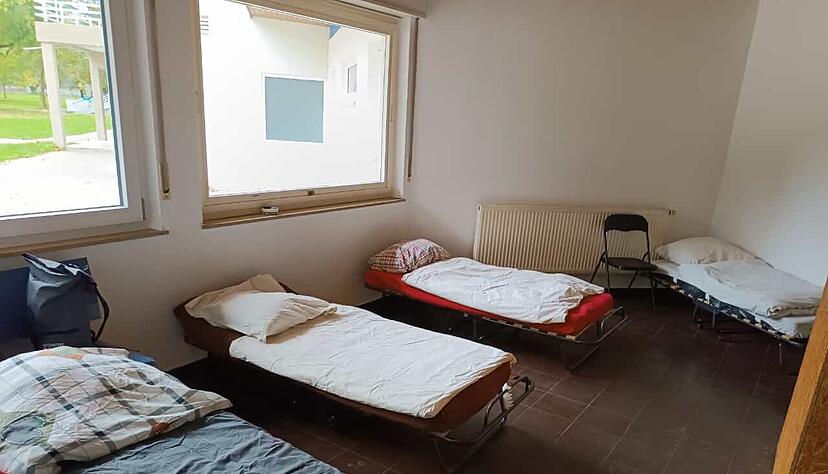 16 Obdachlose finden im Erfrierungsschutz, in den Räumlichkeiten des Freibads Neckarhalde, Platz. Zurzeit reichen diese Betten aber oft nicht aus. 16 Obdachlose finden im Erfrierungsschutz, in den Räumlichkeiten des Freibads Neckarhalde, Platz. Zurzeit reichen diese Betten aber oft nicht aus.