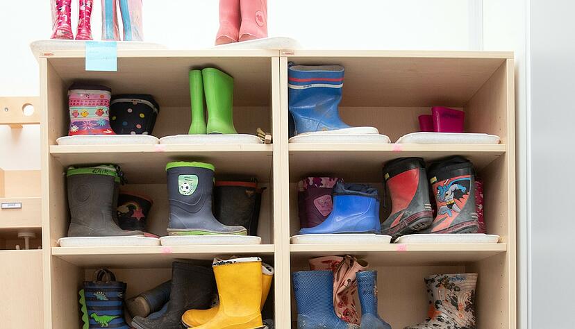 Die Besitzer dieser kleinen Gummistiefel brauchen zugewandte Erzieher und Erzieherinnen. Doch erfahrene Pädagogen müssen sich in den Kindergärten oft auch um den Erziehernachwuchs kümmern. Foto: Andreas Veigel Die Besitzer dieser kleinen Gummistiefel brauchen zugewandte Erzieher und Erzieherinnen. Doch erfahrene Pädagogen müssen sich in den Kindergärten oft auch um den Erziehernachwuchs kümmern. Foto: Andreas Veigel
