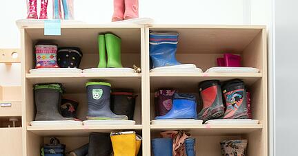 Kleine Gummistiefel im Schrank einer Kita. Die Besitzer brauchen zugewandte Erzieher und Erzieherinnen an ihrer Seite. Doch erfahrene Pädagogen müssen sich in den Kindergärten oft auch um den Erziehernachwuchs kümmern und Azubis ausbilden.
Foto: Andreas Veigel