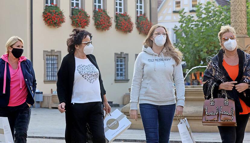 In der Neckarsulmer Fußgängerzone und auf dem Marktplatz herrscht seit Montag Maskenpflicht. Die Einhaltung wird wie in anderen Gemeinden im Landkreis und in der Stadt Heilbronn meist vom Ordnungsamt kontrolliert. Foto: Ralf Seidel