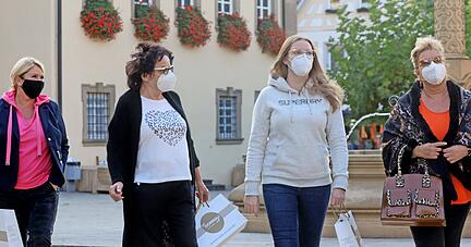 In der Neckarsulmer Fußgängerzone und auf dem Marktplatz herrscht seit Montag Maskenpflicht. Die Einhaltung wird wie in anderen Gemeinden im Landkreis und in der Stadt Heilbronn Kreises meist vom Ordnungsamt kontrolliert.
Foto: Ralf Seidel