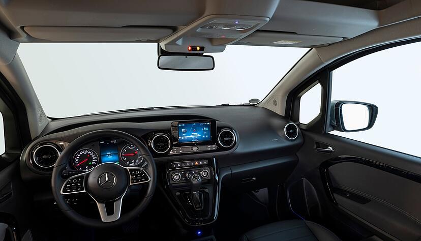 Wie der Citan verf&uuml;gt auch die Mercedes T-Klasse &uuml;ber das Infotainment-System MB UX. Das Lenkrad ist jedoch schmuckvoller, und es gibt mehr Assistenten an Bord.