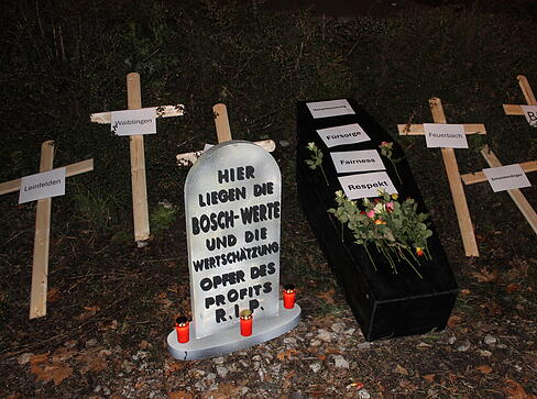 Mahnwache vor Werkstor: Beschäftigte setzen ein starkes Zeichen gegen Stellenabbau. Sarg und Grabstein verdeutlichen die Kritik am Sparkurs des Unternehmens.