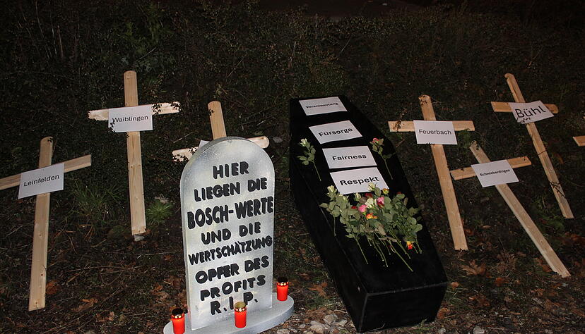 Mahnwache vor Werkstor: Beschäftigte setzen ein starkes Zeichen gegen Stellenabbau. Sarg und Grabstein verdeutlichen die Kritik am Sparkurs des Unternehmens.