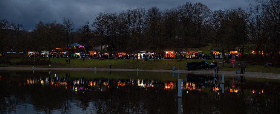 72 Beschicker warten in den weihnachtlich dekorierten Holzhütten auf kauffreudige, hungrige und durstige Besucher.