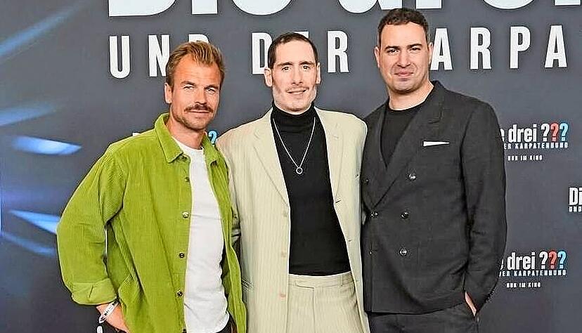 Anil Kizilbuga (rechts) mit Regisseur Tim D&uuml;nschede (Mitte) und Kameramann Holger Jungnickel bei der Premiere des ersten &bdquo;Die drei ???&ldquo;-Films.
Foto: privat