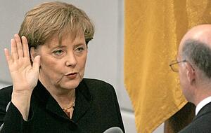 Die neugewählte Bundeskanzlerin legt am 22.11.2005 ihren Amtseid ab. Die neugewählte Bundeskanzlerin legt am 22.11.2005 ihren Amtseid ab.