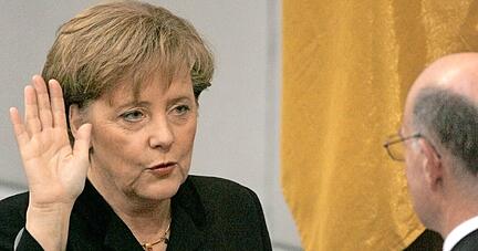 Die neugewählte Bundeskanzlerin legt am 22.11.2005 ihren Amtseid ab.