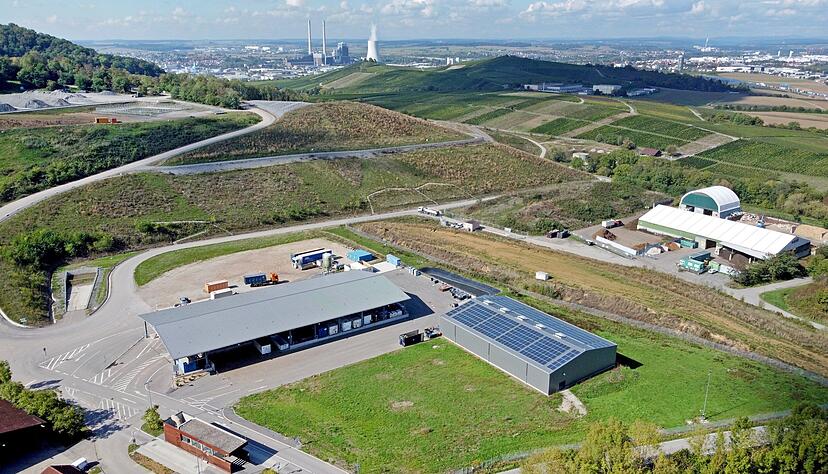 Auf einem inzwischen komplett versiegelten Bereich auf der Deponie Vogelsang am Wartberg k&ouml;nnte eine Photovoltaikanlage installiert werden.
Foto: Archiv/Seidel