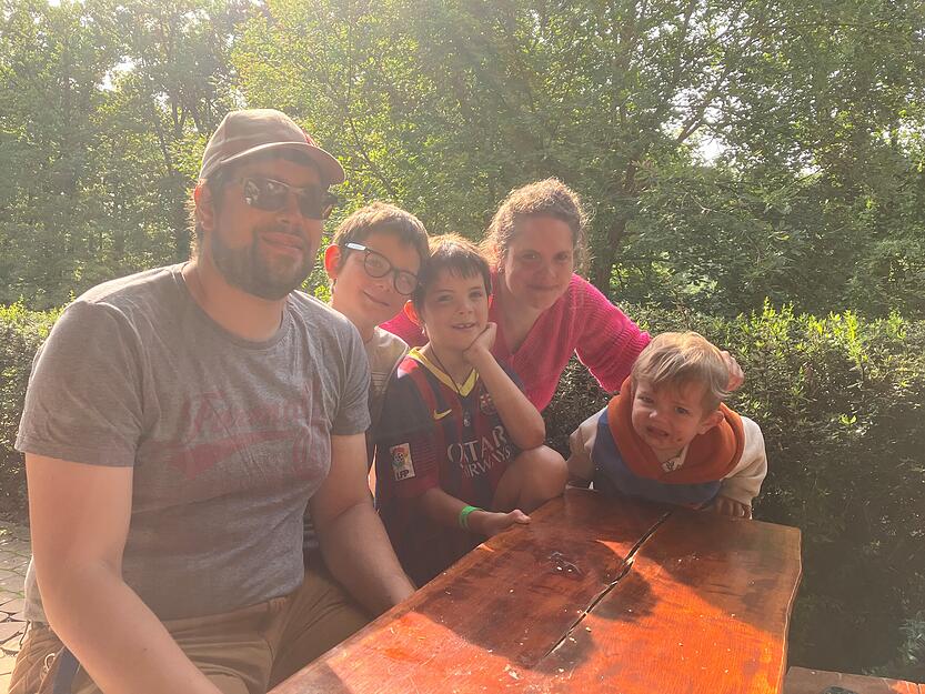 Familie Rauscher ist aus Zürich angereist und genießt das Frühstück in der Wildsauschenke.