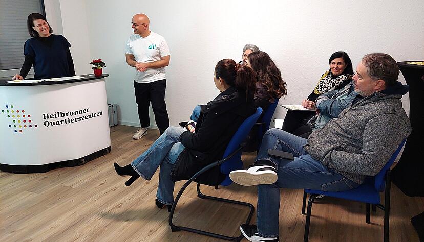 Quartiersmanagerin Sara Langer und Sven Seuffert-Uzler, Geschäftsführer der Offenen Hilfen Heilbronn,  moderierten den ersten Quartiersdialog im Wohngebiet Hochgelegen.