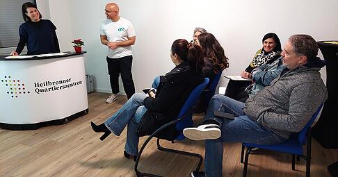 Quartiersmanagerin Sara Langer und Sven Seuffert-Uzler, Gesch&auml;ftsf&uuml;hrer der Offenen Hilfen Heilbronn,  moderierten den ersten Quartiersdialog im Wohngebiet Hochgelegen.