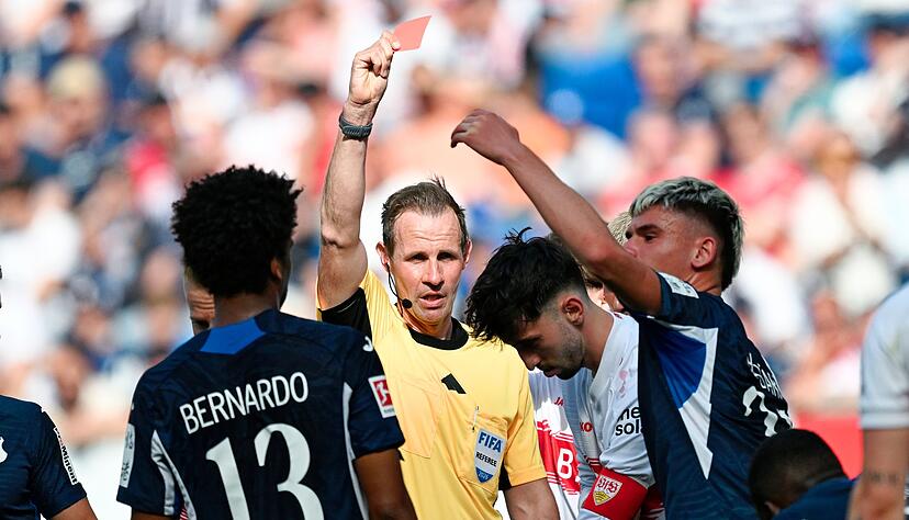 VfB-Kapit&auml;n Atakar Karazor (wei&szlig;es Trikot) sieht Rot in einem hitzigen Spiel.
