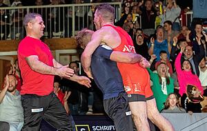 Die Trainer Adam Juretzko (M.) und Andrei Puscas (li.) haben den k&uuml;rzesten Weg, sind in der tosenden R&ouml;merhalle die ersten Gratulanten bei Robert Attila Fritsch, der mit seinem Punktsieg das 12:12 gegen Kleinostheim gesichert hat.
Fotos: Andreas Veigel