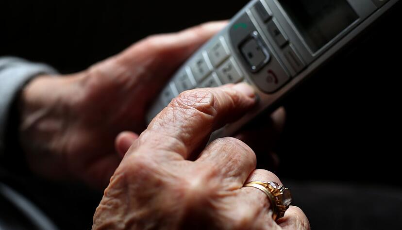 Die Betrüger sollen die Seniorin um mehrere zehntausend Euro erleichtert haben.