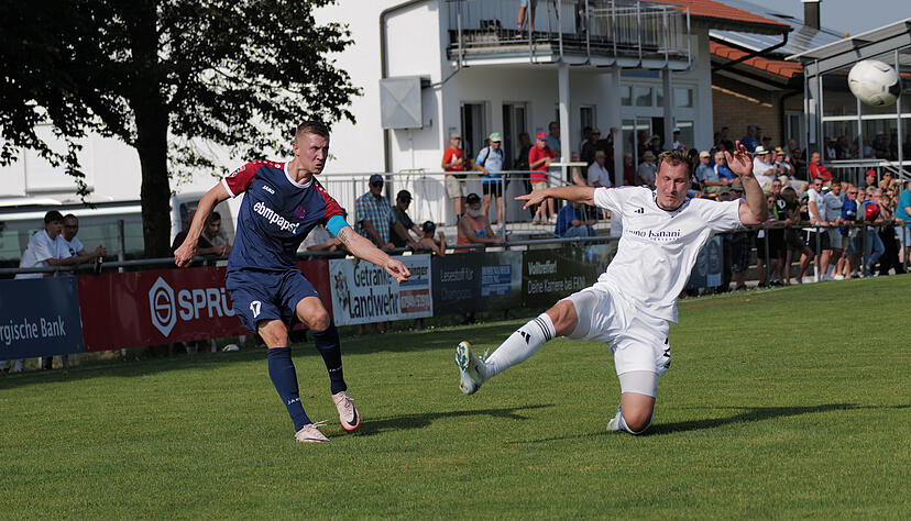 Hollenbachs Kapitän Sebastian Schiek hat seinen Vertrag in Hollenbach verlängert. Hollenbachs Kapitän Sebastian Schiek hat seinen Vertrag in Hollenbach verlängert.