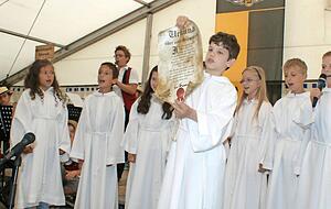 Mönche bringen Biberachs erste Urkunde ins Stegstreckerfestzelt: Beim Kindermusical "Eine Reise durch die Zeit" machten gut 300 junge Biberacher mit.Foto: Friese Mönche bringen Biberachs erste Urkunde ins Stegstreckerfestzelt: Beim Kindermusical "Eine Reise durch die Zeit" machten gut 300 junge Biberacher mit.Foto: Friese