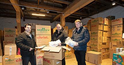 Stehen inmitten der Hilfskartons auch mit medizinischen Utensilien: (v. li.) Thilo M&uuml;llner, Dr. Mark Glasauer und Volker Bierbaum von "Kirchhausen hilft". 
Foto: Andreas Veigel