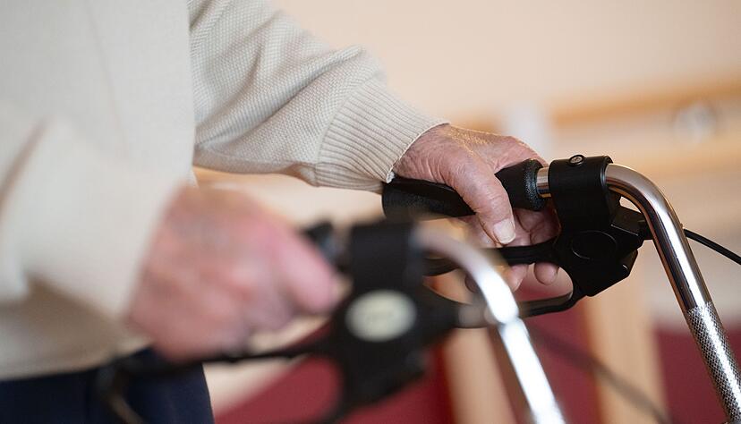 Mit einem Rollator schlug der Senior auf die Pflegekraft ein. (Symbolbild)