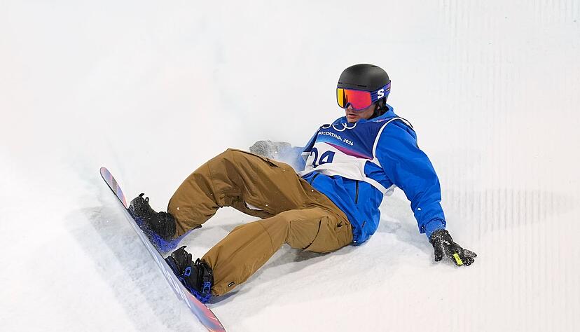 Snowboarder Noah Vicktor st&uuml;rzte bei seinem ersten Sprung.