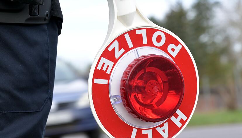 Streifenpolizisten wollte den 70 Jahre alten Fahrer in der Nacht kontrollieren. (Symbolbild)
