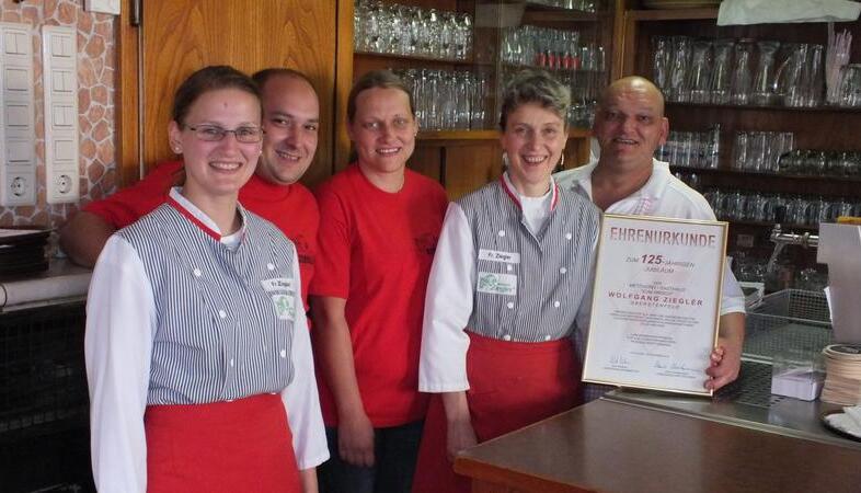 Die vierte und fünfte Generation (von rechts): Wolfgang und Eveline Ziegler mit Schwiegertochter Tamara, Sohn Michael und Tochter Bettina.
Foto: Seybold